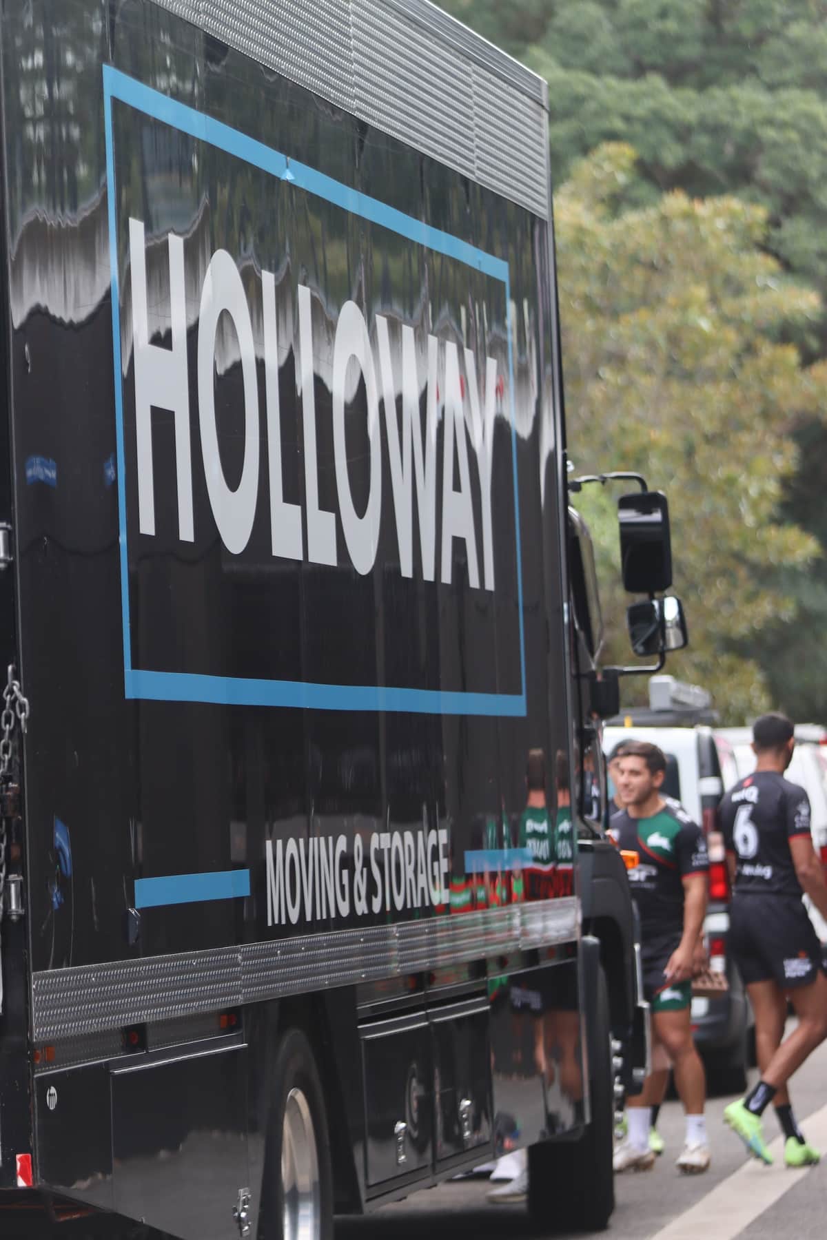 Rabbitohs team with Holloway truck